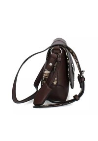 Brun læderhåndtaske med en buet struktur, der har et mønster på stroppen og sølvfarvede hardware-elementer. Tekstureret overflade, kompakt design.