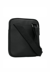 Borsa a tracolla nera in pelle con finitura opaca, chiusura con zip, tracolla regolabile e accessori in metallo. Design rettangolare compatto.