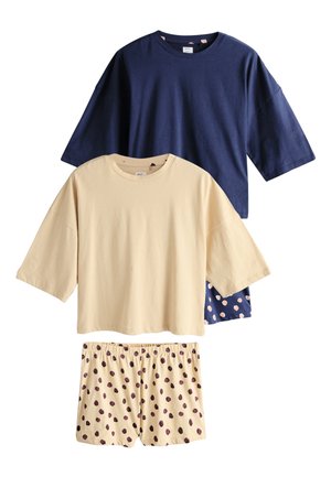 Két laza szabású, rövid ujjú pamut felső, az egyik sötétkék, a másik bézs színű, bézs rövidnadrággal, barna pöttyös mintával párosítva.