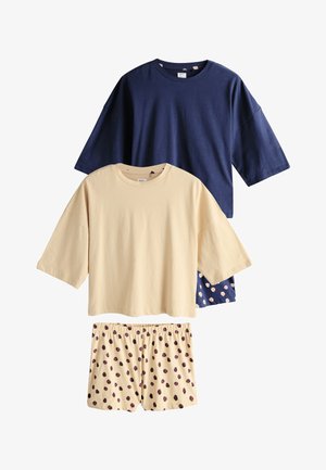 Két laza szabású, rövid ujjú pamut felső, az egyik sötétkék, a másik bézs színű, bézs rövidnadrággal, barna pöttyös mintával párosítva.
