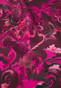 Tela estampada con un rico fondo burdeos que presenta vibrantes diseños florales en rosa y rojo, así como motivos en espiral. Textura suave, diseño elegante.