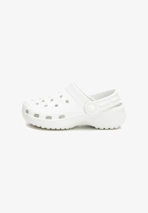Zapato tipo zueco blanco con puntas redondeadas, múltiples agujeros de ventilación, una correa trasera y suela texturizada para agarre. Fabricado con material ligero.