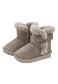 Botas de tobillo beige de ante, con un borde de pelo sintético, cremallera lateral y una costura decorativa en el cuello. Acabado suave y texturizado.