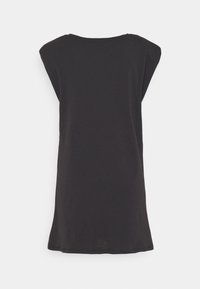 Czarna bezrękawnik z okrągłym dekoltem, luźny fason i gładka faktura. Prosty dół z subtelnymi rozcięciami po bokach. Brak widocznych wzorów lub akcentów.