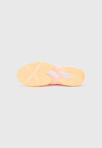 Semelle de sneaker avec un motif texturé en orange clair et blanc. Comprend des rainures pour l'adhérence et un design unique avec des sections découpées.