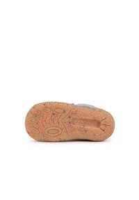 Zapato gris con un upper texturizado y una suela de goma naranja con manchas. Cuenta con un interior suave y un diseño flexible para mayor comodidad.