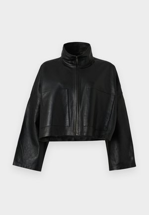 Juodas odinis trumpas švarkas su aukštu apykakle, priekiniu užtrauktuku ir dviem didelėmis kišenėmis. Turi plačias rankoves ir lygią, tekstūruotą apdailą.