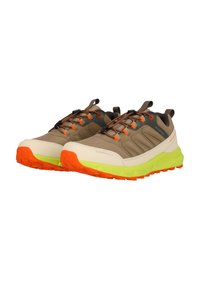Brune og creme trail sko med orange og gul sål, vandtæt overdel, tekstureret mesh og snørebånd med justerbar toggle.