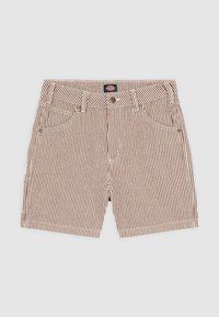 Shorts décontractés à rayures verticales marron et blanches, avec poches avant et passants pour ceinture, posés à plat sur un fond gris clair.