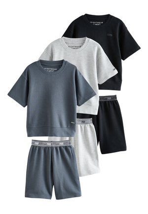 Három rövid ujjú pólóból és hozzáillő rövidnadrágból álló szett fekete, világosszürke és sötétszürke színben, "Offline" márkájú gumis derékrésszel.