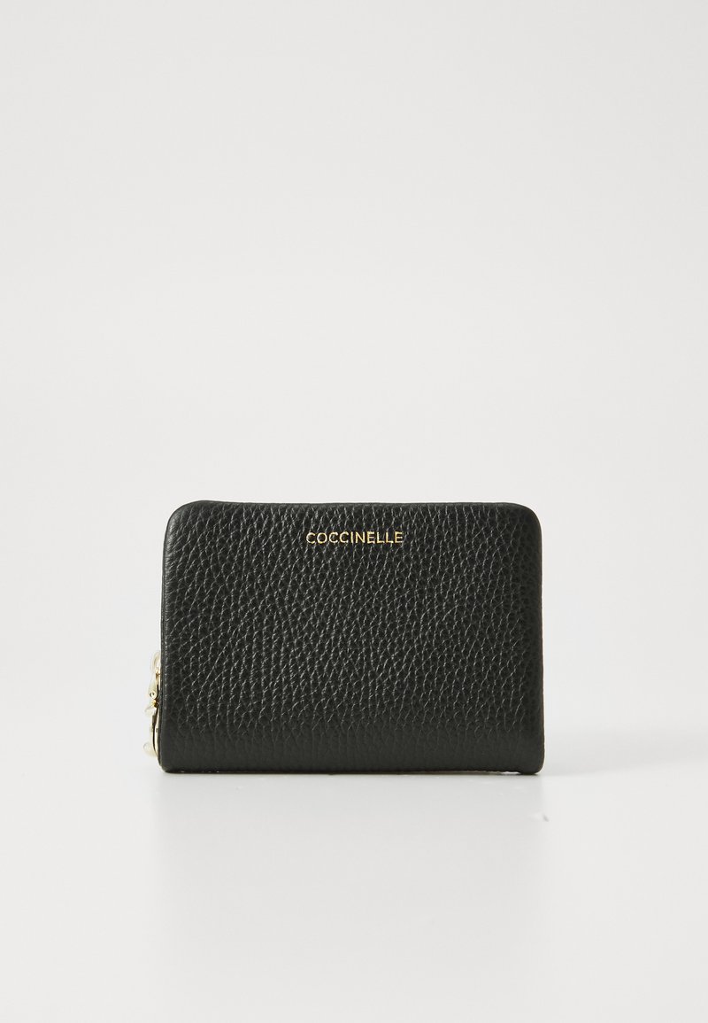 Portafoglio in pelle nera texture con logo dorato, dotato di chiusura a zip e forma rettangolare slim. Interno liscio con scomparti.