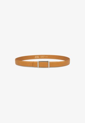 Cintura in pelle marrone chiaro con fibbia rettangolare in argento, un solo buco e cuciture lungo i bordi, adagiata su uno sfondo bianco.