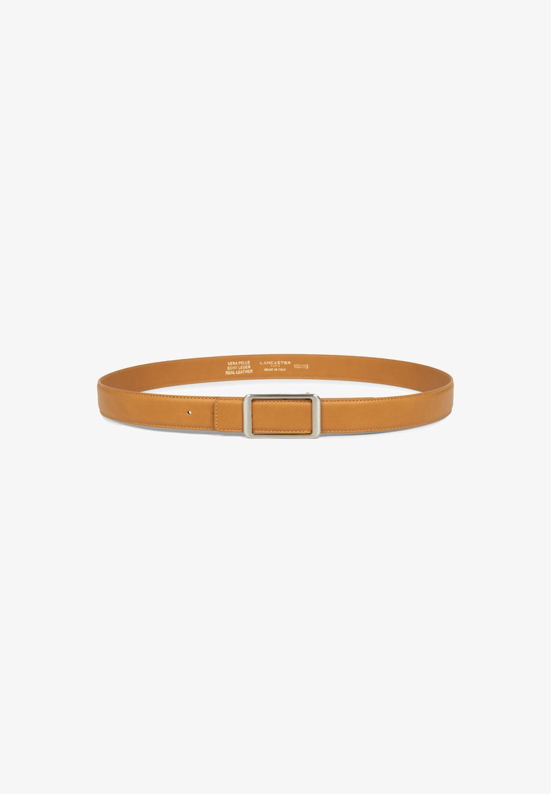 Cintura in pelle marrone chiaro con fibbia rettangolare in argento, un solo buco e cuciture lungo i bordi, adagiata su uno sfondo bianco.