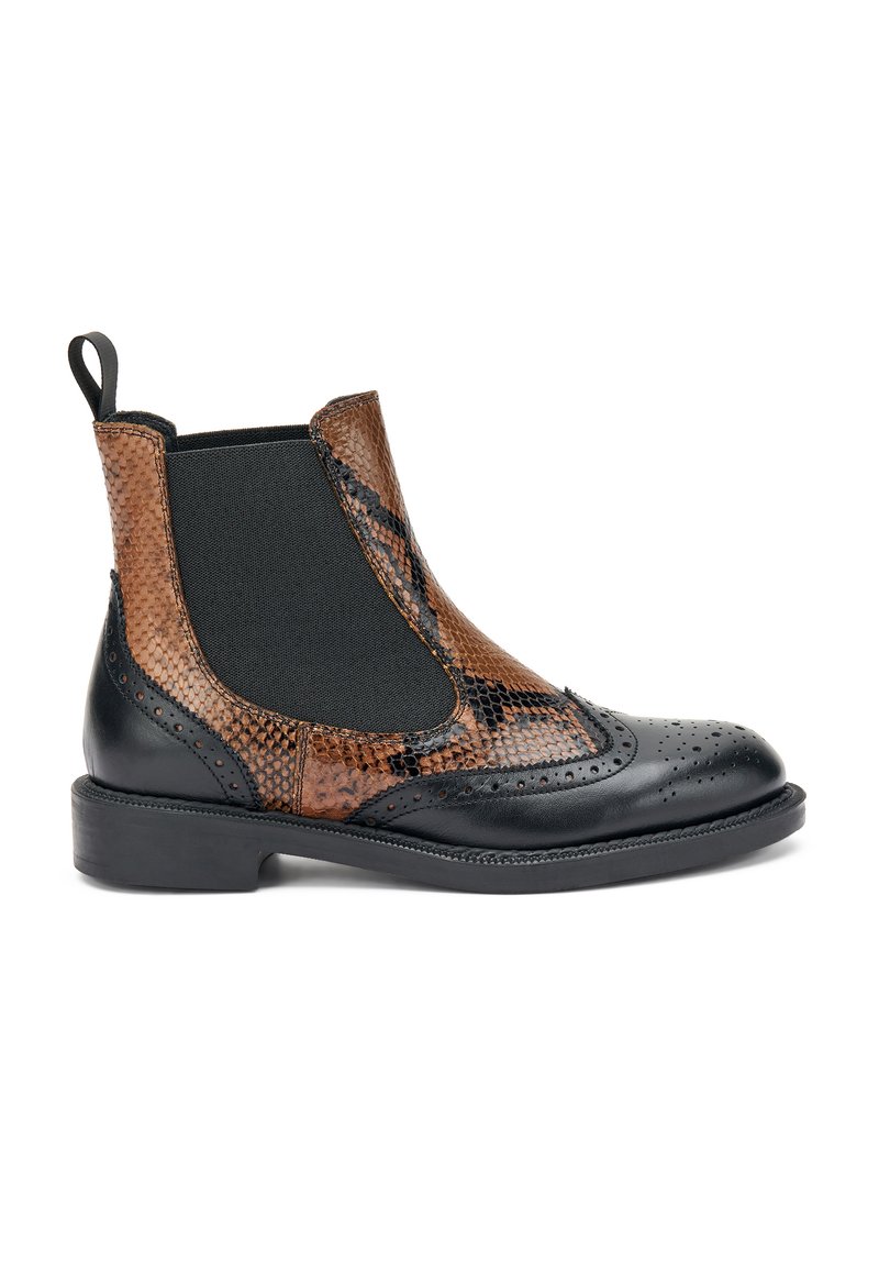Botas Chelsea de cuero marrón y negro con un patrón de serpiente texturizado, paneles laterales elásticos y detalles perforados en la punta.