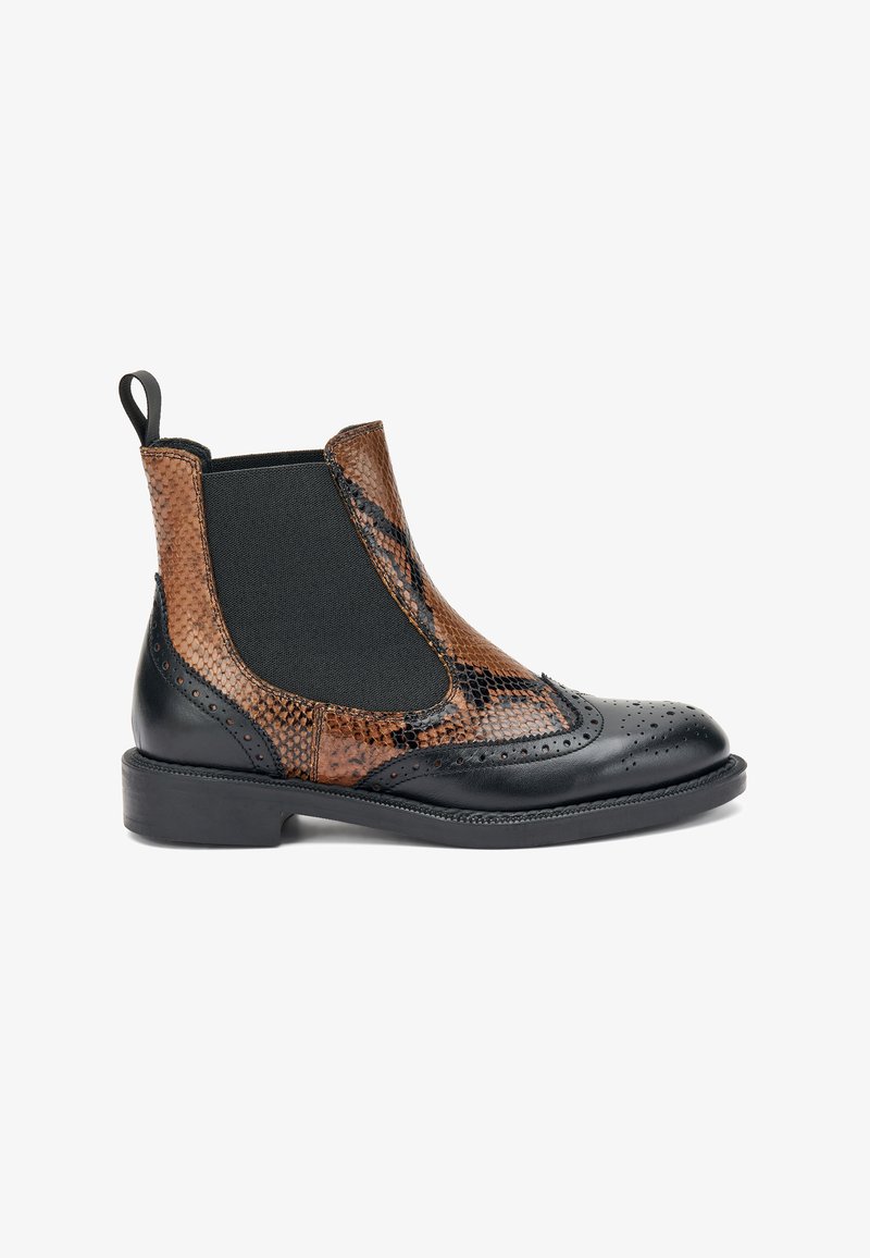 Botas Chelsea de cuero marrón y negro con un patrón de serpiente texturizado, paneles laterales elásticos y detalles perforados en la punta.