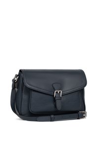 Borsa a tracolla in pelle blu navy con chiusura a pattina, accessori in argento, tracolla regolabile e superficie testurizzata. Presenta una tasca frontale.