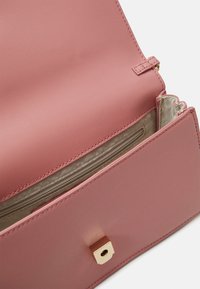 Borsa in finta pelle rosa con chiusura dorata e tasca interna con zip, caratterizzata da una finitura liscia e un design strutturato.