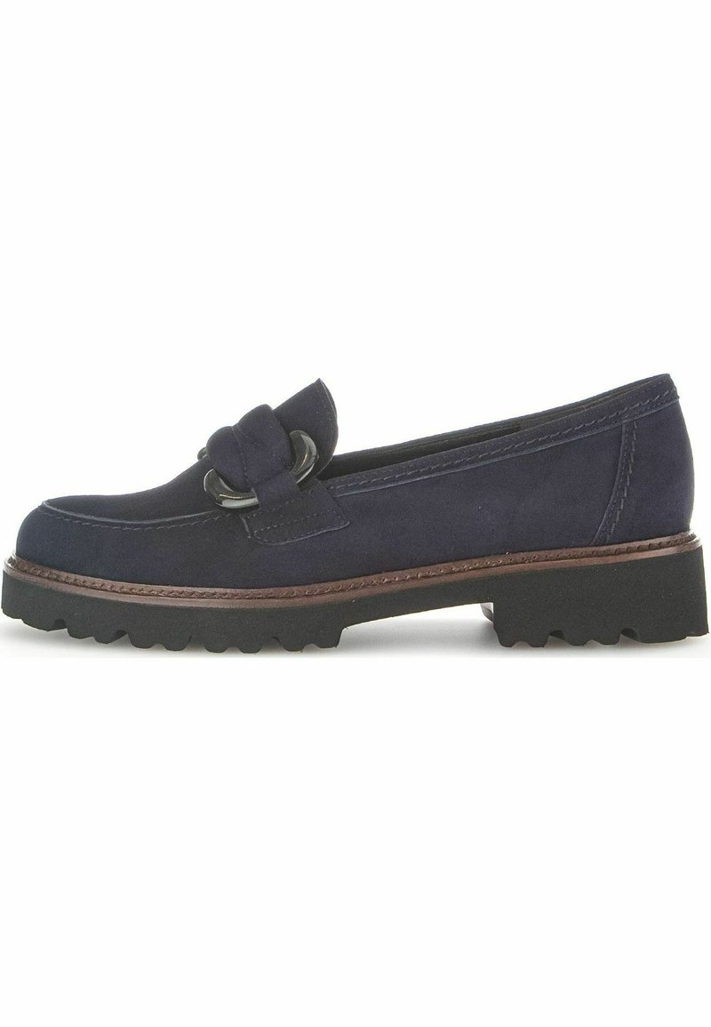 Mocassini in suede blu navy con dettaglio decorativo a nodo, suola in gomma resistente e cuciture marroni a contrasto lungo il bordo. Design a punta arrotondata.