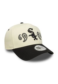 Gorra ajustable con una parte superior color crema y visor negro. Bordada con patrones de paisley y logotipo en el frente en hilo negro.