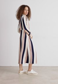 Tommy Hilfiger GLOBAL DRAPED MIDI DRESS - Kjole - ladder global/country ivory