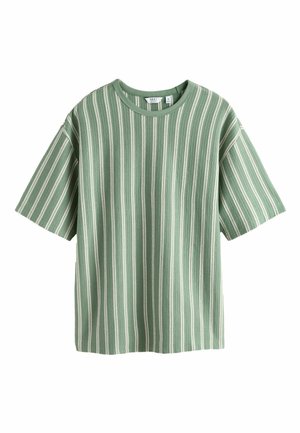 Kortærmet strikket t-shirt med grønne og hvide lodrette striber og rund halsudskæring, vist på en hvid baggrund.