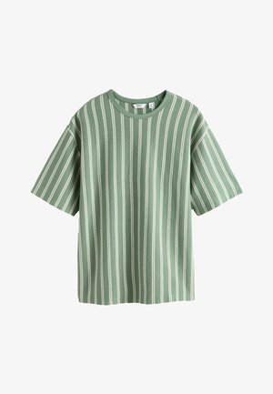 Koszulka dzianinowa z krótkim rękawem w pionowe zielono-białe paski, z okrągłym dekoltem, prezentowana na białym tle.