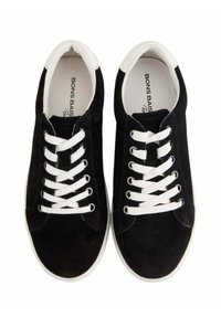 Baskets en suede noires avec des lacets blancs et une semelle en caoutchouc blanche. Bout arrondi et accents de talon contrastants blancs. Logo visible à l'intérieur.