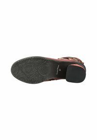 Suela de zapato de cuero marrón con un patrón floral texturizado. Presenta un tacón bajo y sólido en color negro. Talla 37 marcada en el interior.