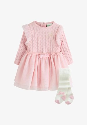 Rosa Baby-Kleid mit langen Ärmeln, Oberteil aus Strick mit Zopfmuster, gerafftem Tüllrock, kleinem Schleifchen und passenden weißen Strumpfhosen mit rosa Schleifen und Spitzen.