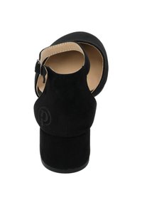 Zapato de tacón alto de ante negro con correa en el tobillo, puntera cerrada y tacón redondo. Presenta un detalle de logo circular en el exterior del tacón.