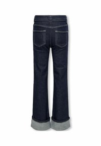 Jeans in denim blu scuro con forma svasata, caratterizzati da orli arrotolati, tasche posteriori standard e dettagli di cucitura a contrasto.