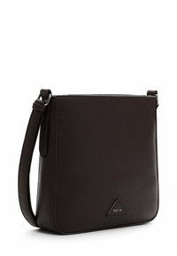 Borsa crossbody in pelle marrone scuro con una texture liscia, dettaglio del logo triangolare e tracolla regolabile. Forma rettangolare con un design minimalista.