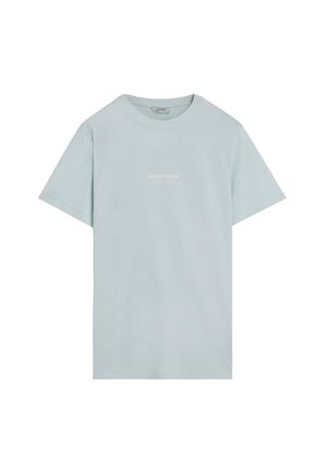 Camiseta azul claro de manga corta con cuello redondo y pequeño texto blanco "Scalpers Company" centrado en el pecho.