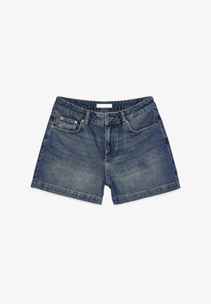 Denim šortai vidutinio mėlynumo skalbime, su klasikiniu penkių kišenių dizainu, tiesiu kirpimu ir švelniu medžiagos blukimu.