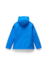 Veste imperméable bleu vif avec capuche, manches longues et un écusson logo sur le haut du dos à gauche. Texture lisse et coupe droite.