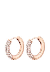 Orecchini a cerchio in oro rosa con una fila di cristalli trasparenti scintillanti lungo la parte frontale per aggiungere brillanza e dettaglio. Forma arrotondata, finitura lucida.