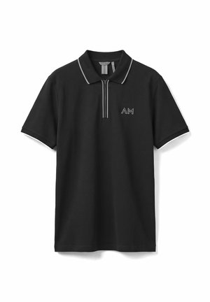 Crna polo majica kratkih rukava s prednjim patentnim zatvaračem, svijetlim obrubom na ovratniku i rukavima te logotipom "AM" na lijevoj strani prsa.