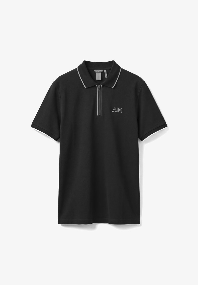 Schwarzes Polohemd mit kurzen Ärmeln, einem vorderen Reißverschluss, hellem Besatz an Kragen und Ärmeln sowie dem "AM"-Logo auf der linken Brust.