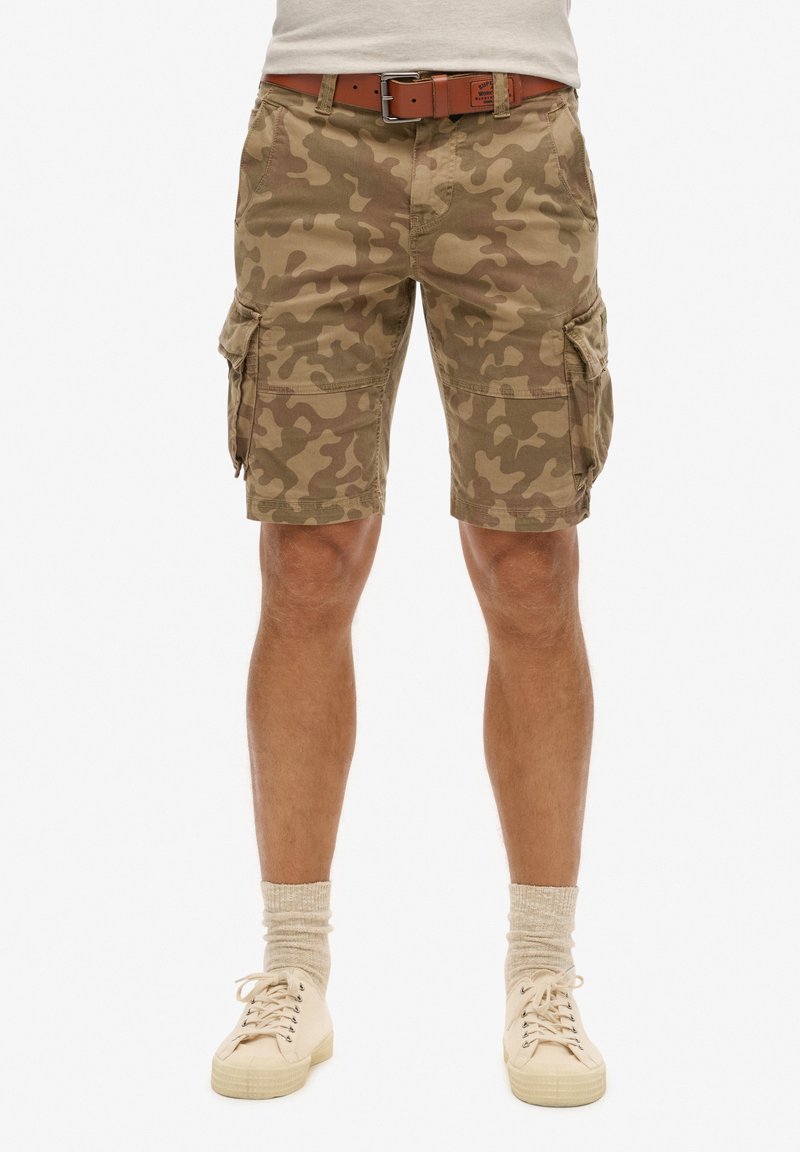 Camo cargoshorts in bruin- en groentinten, met meerdere zijzakken en een riem. Gemaakt van een duurzame, gestructureerde stof.