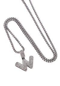 Zilverkleurige kettinghalsband met een diamanten hangertje in de vorm van een "W", met verfijnde details en een gepolijste metalen afwerking.