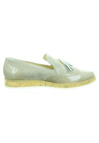 Béžová slip-on obuv s lesklým lakovým špičkou, semišovými akcenty, detailem s třásněmi, jemnými perforacemi a podrážkou s korkovou texturou.
