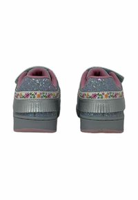 Sneakers grigi con una texture glitterata, dettagli rosa, motivo floreale sul retro, suola resistente e chiusura in velcro.