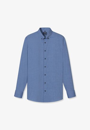 Blaues Hemd mit langen Ärmeln, Knopfleiste, Button-Down-Kragen und schwarzen Knöpfen, flach auf weißem Hintergrund ausgebreitet.