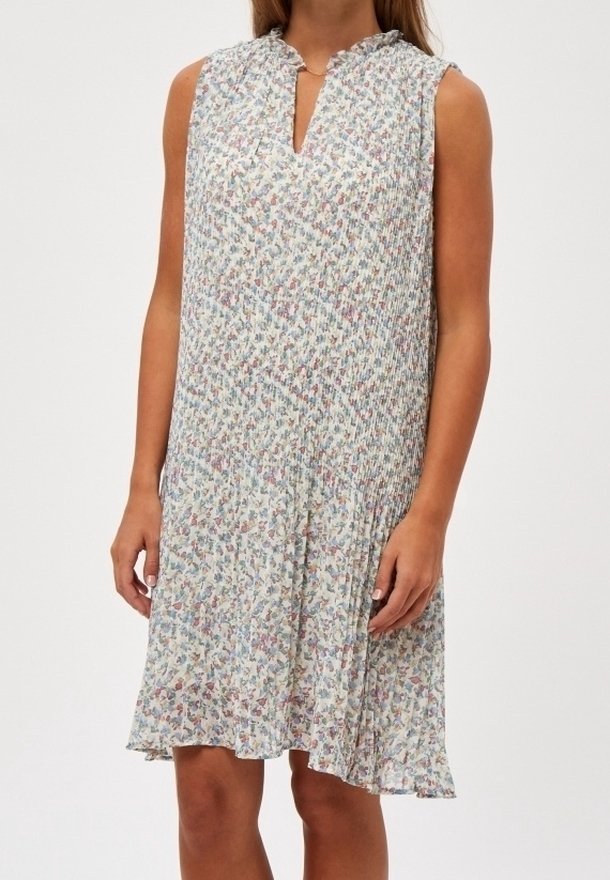 Vestido sin mangas con estampado floral, escote en V, textura fruncida, tejido ligero y dobladillo acampanado. Colores predominantes: crema, azul, rosa.