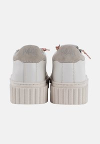 Sneakers bianchi in pelle con accenti in suede grigio, suola piatta con texture e marchio impresso. Lacci di colore contrastante.