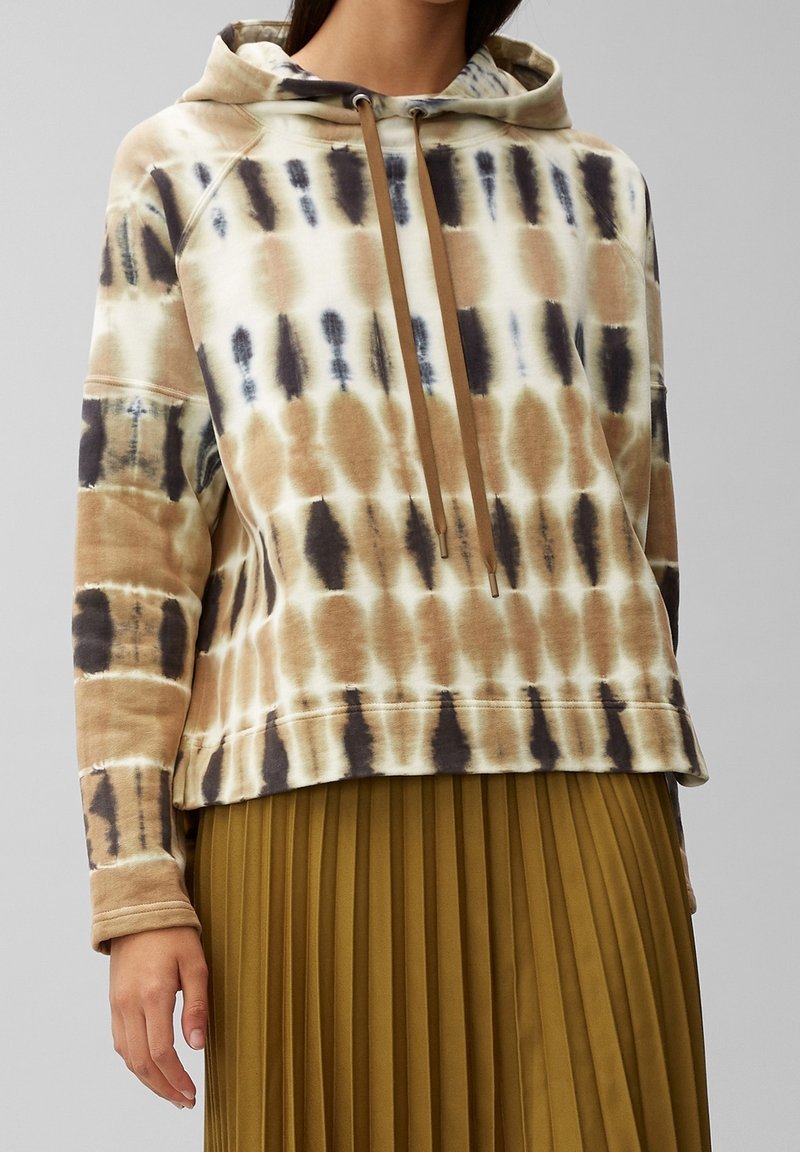 Felpa con cappuccio in motivo tie-dye marrone e crema. Caratterizzata da una vestibilità rilassata, maniche lunghe e un tessuto morbido e texturizzato.