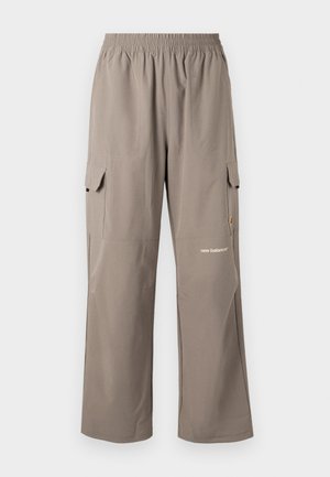 Lehké cargo kalhoty v taupe barvě, s elastickým pasem, bočními kapsami a decentním logem značky.