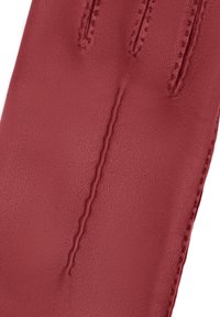 Gant en cuir rouge avec une finition texturée, coutures proéminentes le long des doigts et une zone de paume lisse. Aucun motif ou accent supplémentaire visible.