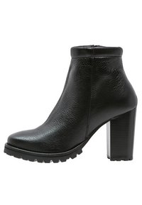 Bottine en cuir noir avec un haut talon bloc, bout arrondi et finition texturée ; elle dispose d'une fermeture éclair et d'un motif de semelle robuste.