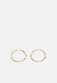 Goldfarbene Metall-Hoops mit einer glatten, polierten Oberfläche, ausgestattet mit einem sicheren Verschluss und einem minimalistischen, kreisförmigen Design.